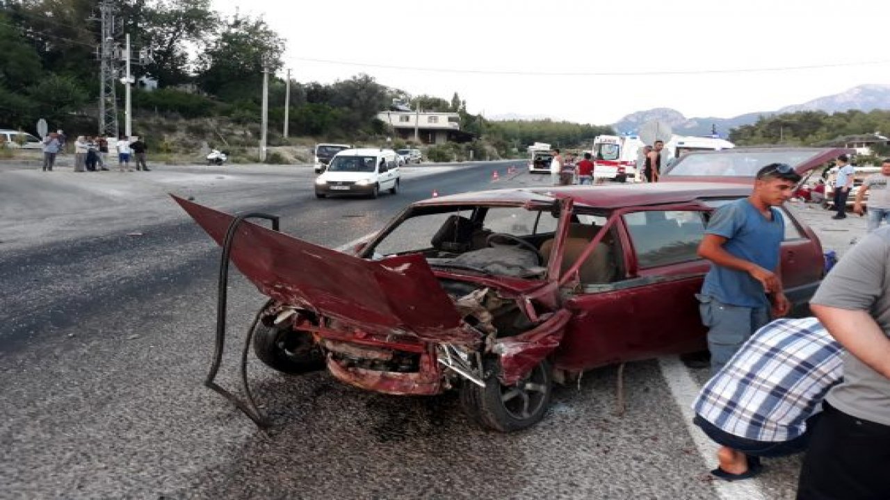 Kazada otomobil ikiye bölündü: 4 yaralı