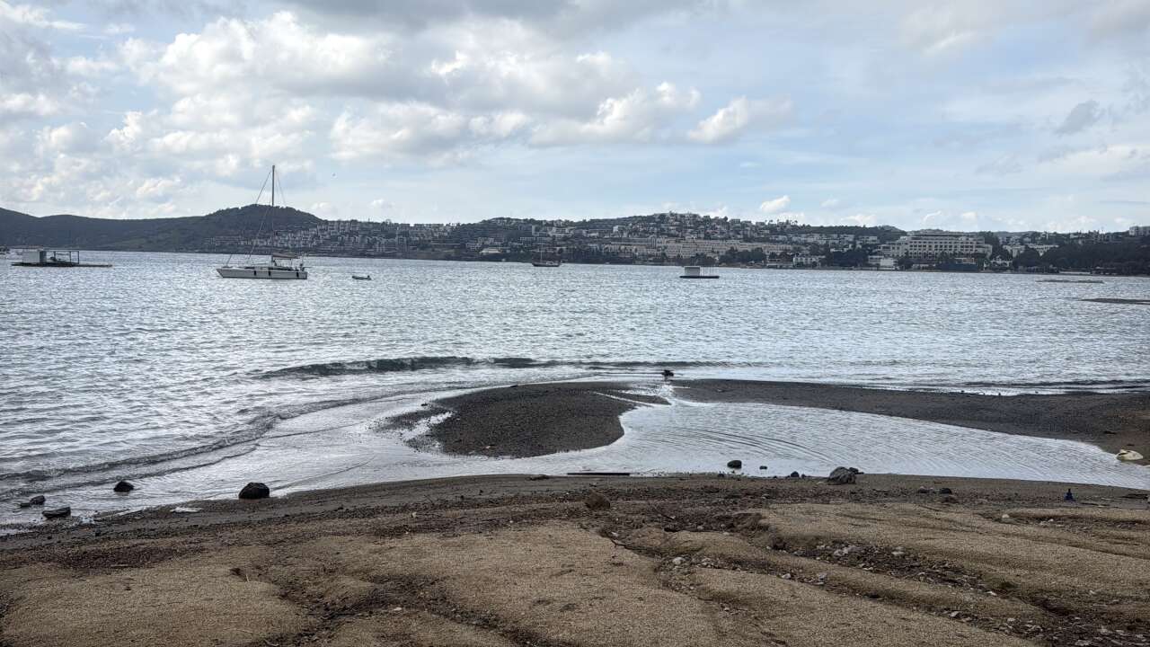 Bodrum’da Deniz Çekildi, Sahil Şeridi Ortaya Çıktı
