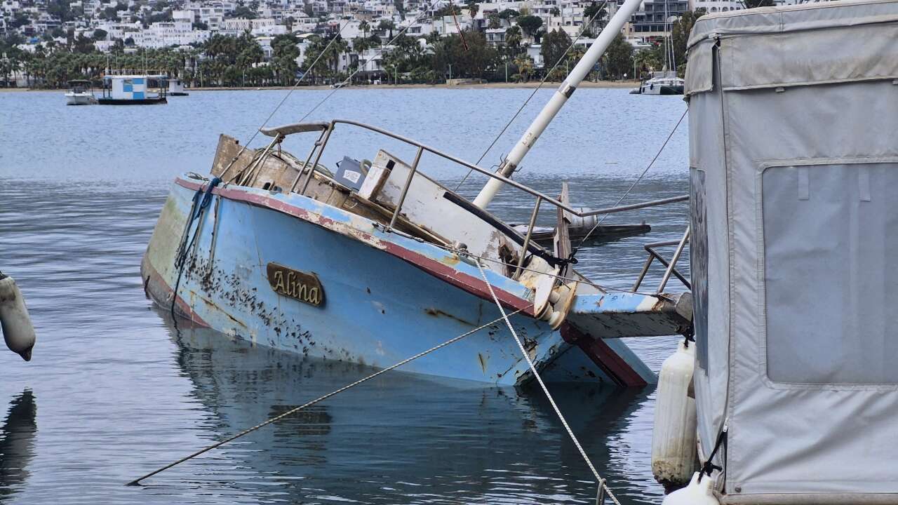 Bodrum’da Kuvvetli Rüzgâr Yelkenli Tekneyi Yarıya Kadar Batırdı