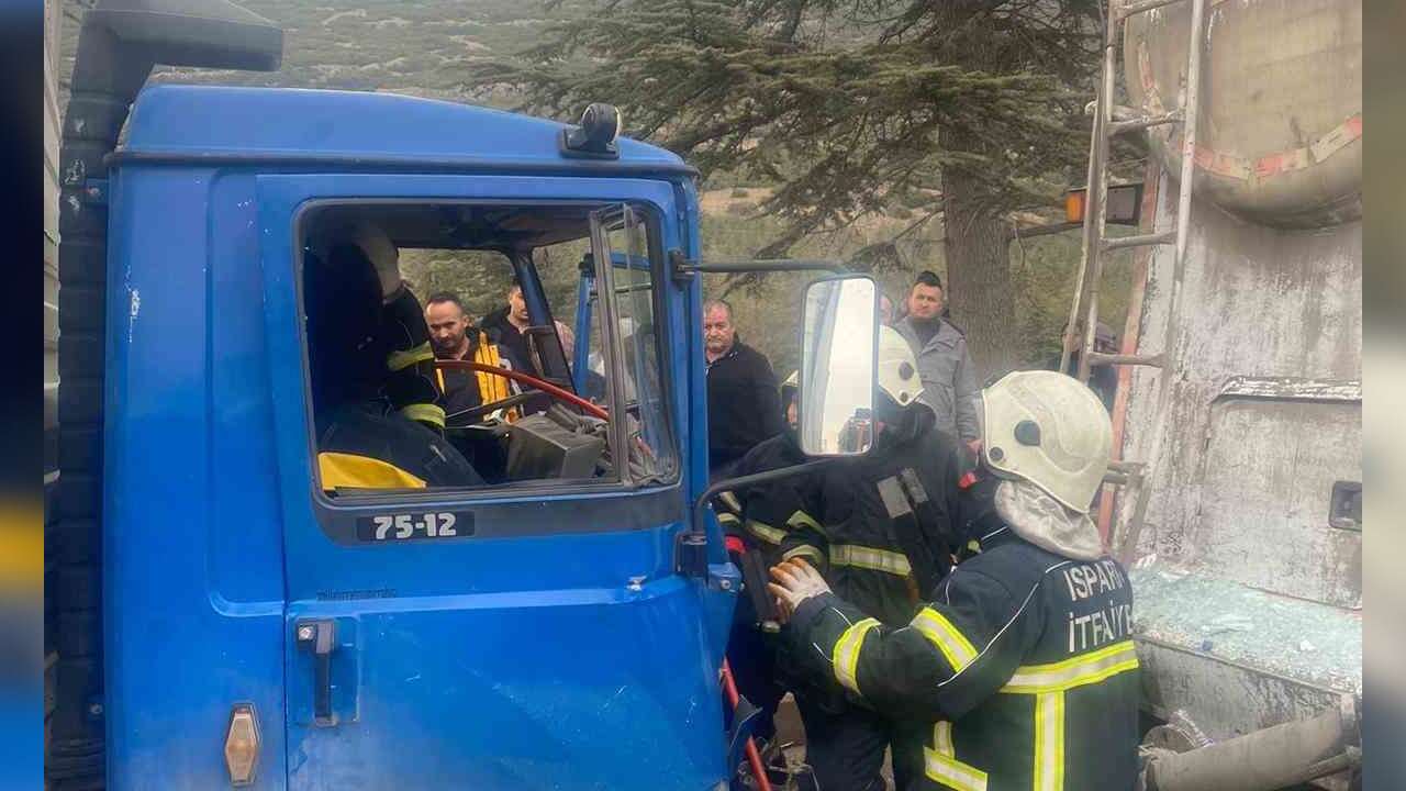 Kamyonet ile Mikser Çarpıştı: 1 Kişi Yaralandı