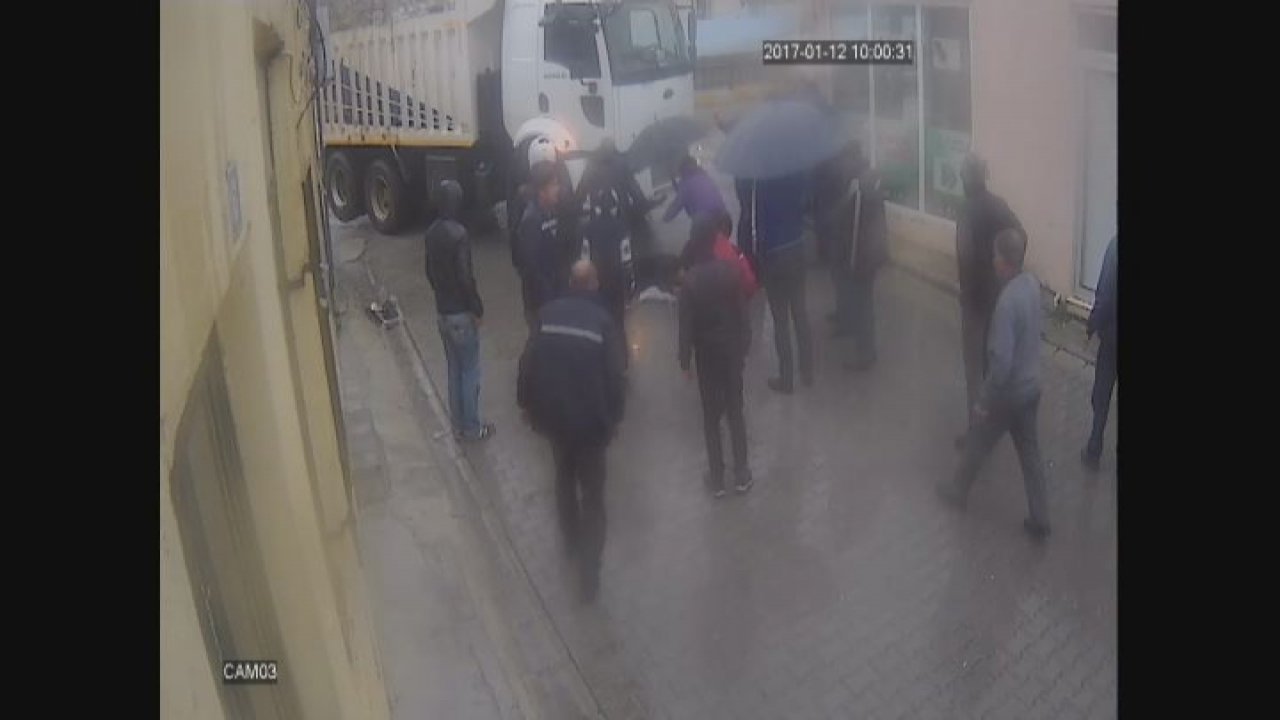 Fethiye'de yolun karşısına geçmek isteyen kadına kamyon çarptı