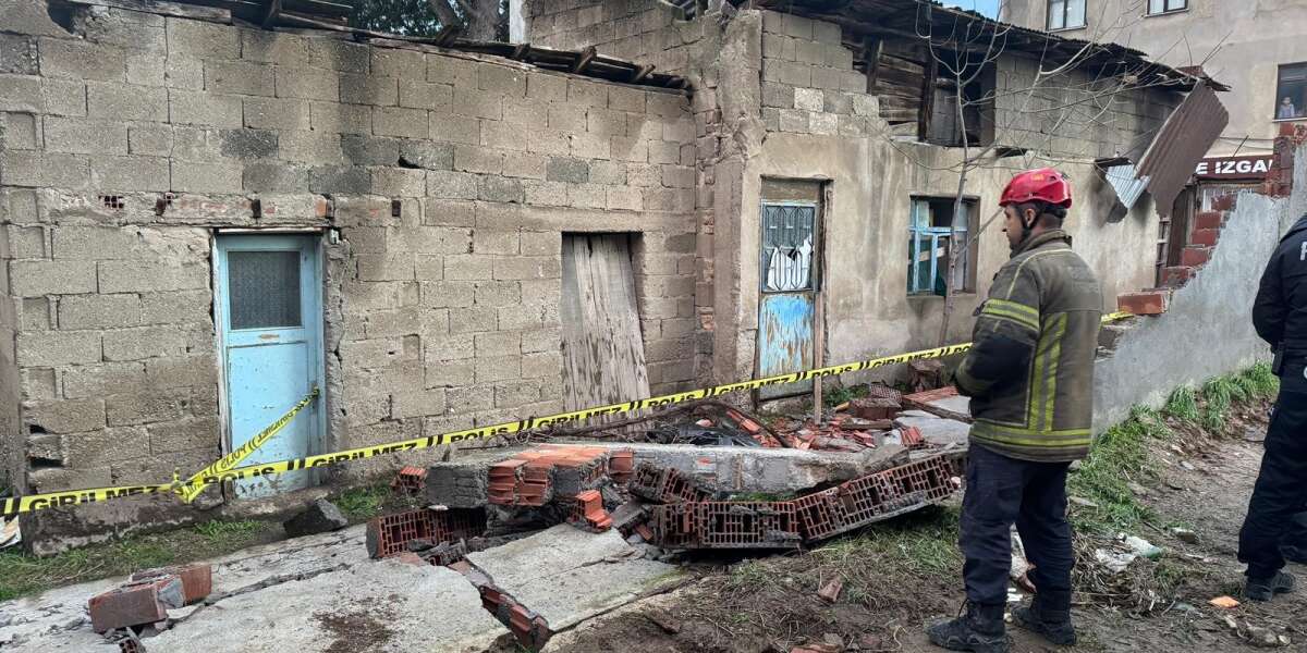 Çöken Duvarın Altında Kalan 22 Yaşındaki Genç Hayatını Kaybetti