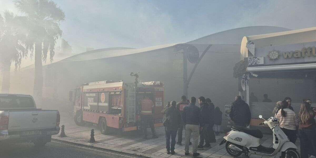 Muğla'da Giyim Mağazasının Deposunda Yangın Çıktı