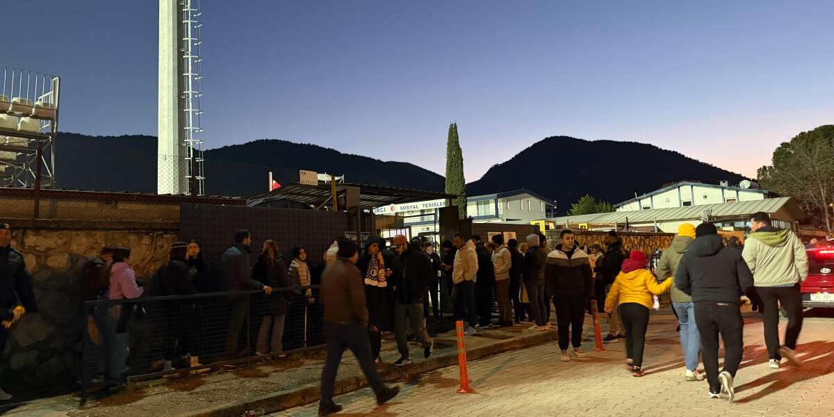 Galatasaray–Fethiyespor Maçına Girişlerde Yoğunluk Yaşanıyor