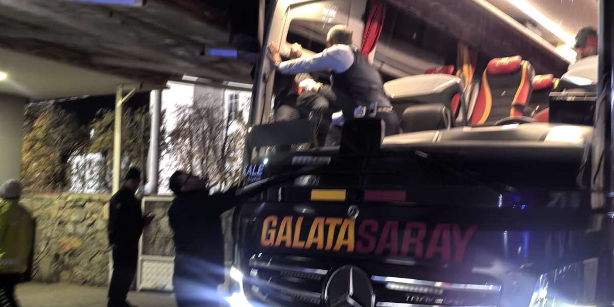 Galatasaray Takım Otobüsü Fethiye İlçe Stadı’nda Maddi Hasarlı Kazaya Karıştı