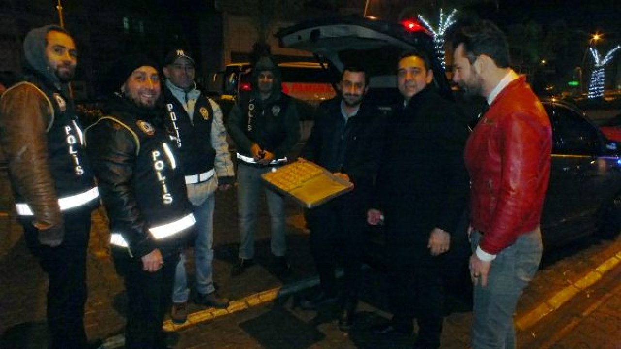 Denetim yapan polise vatandaştan tatlı ve çay ikramı