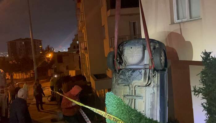 Akşam Saatlerinde Otomobil Apartman Bahçesine Düştü: 2 Kişi Yaralandı