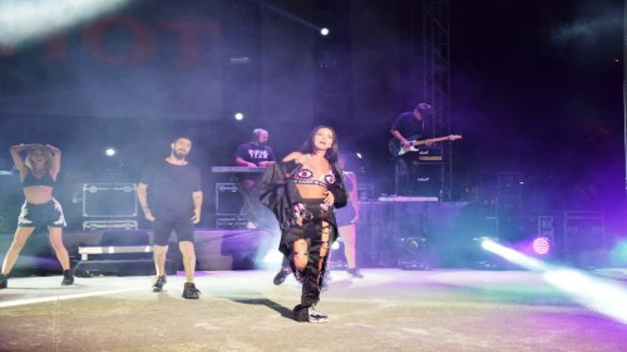 Inna, Ajda Pekkan’ın “Yaz yaz yaz” şarkısını kopya çekerek seslendirdi