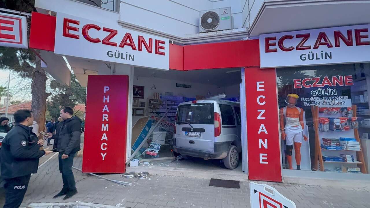 Muğla’da Korkutan Kaza: Fren Yerine Gaza Basınca İş Yerine Daldı