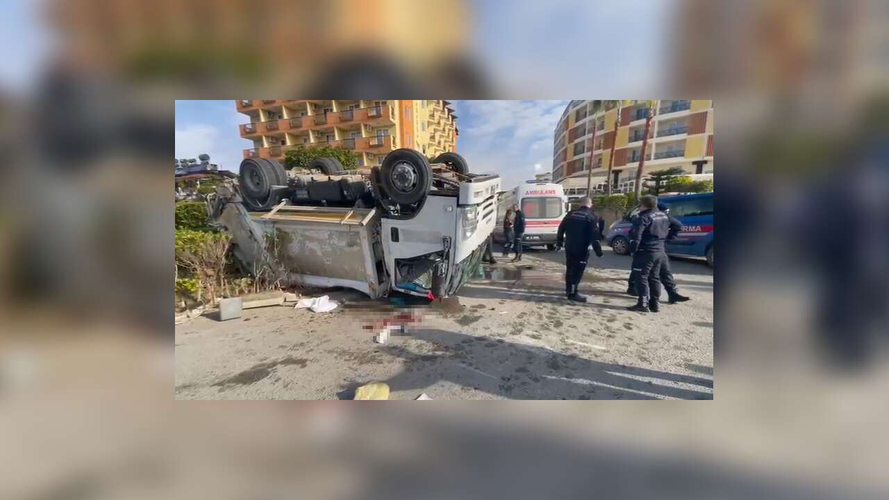 Çöp Kamyonuna Arkadan Çarpan Kamyon Devrildi: 1’i Ağır 3 Yaralı