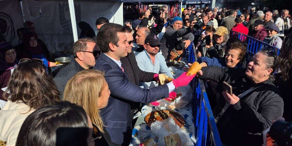 Bodrum'da 3 Ton Hamsi Pişirilerek Dağıtıldı