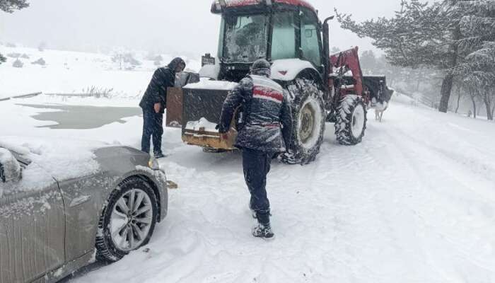 Yoğun Kar Yağışı Yolu Kapattı: 15 Araç Mahsur Kaldı