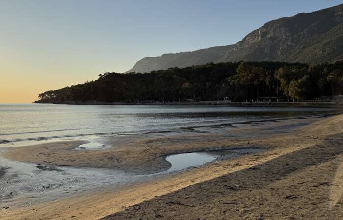 Akyaka Sahilinde Deniz 10 Metre Çekildi, Deniz Tabanı Ortaya Çıktı