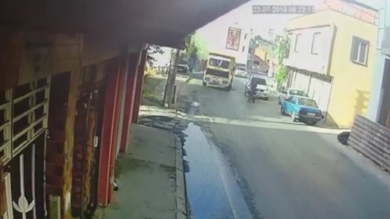 Motosiklet sürücüsü iki araç arasına sıkıştı