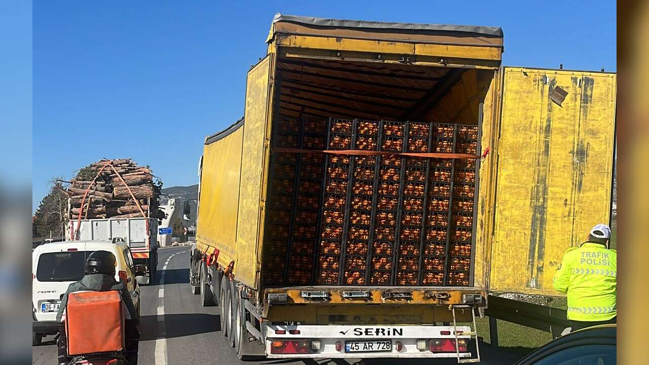 Kötekli–Denizli Kavşağı’nda Yolda Kalan Tır Trafiği Felç Etti