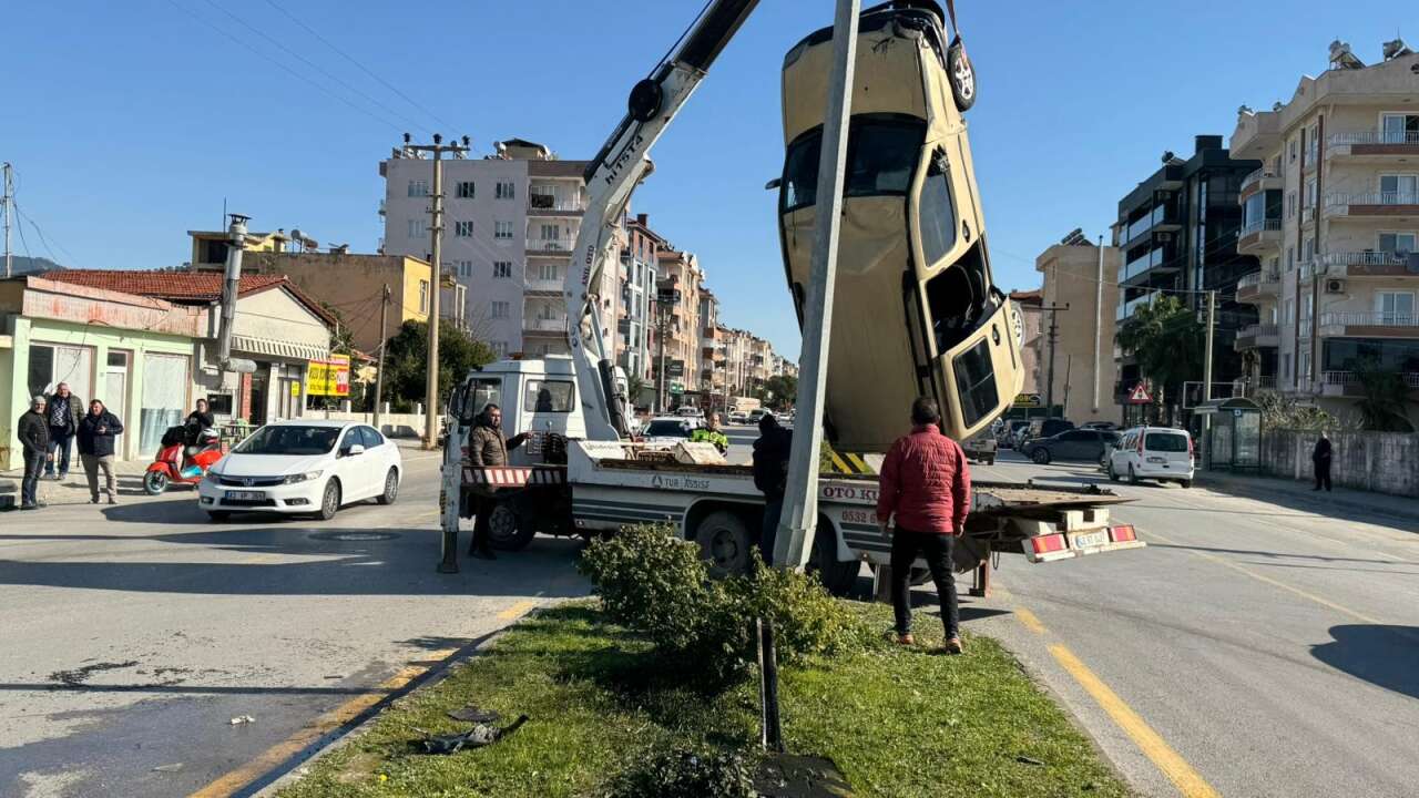 Ortaca'da Kaza: Otomobille Çarpışan Ticari Araç Takla Attı