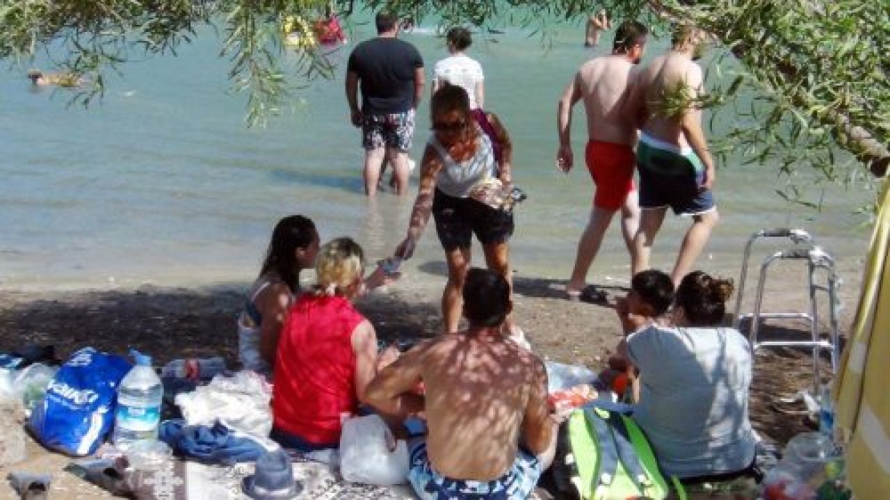 Sosyetenin gözbebeği cennet koyda çöp topladılar