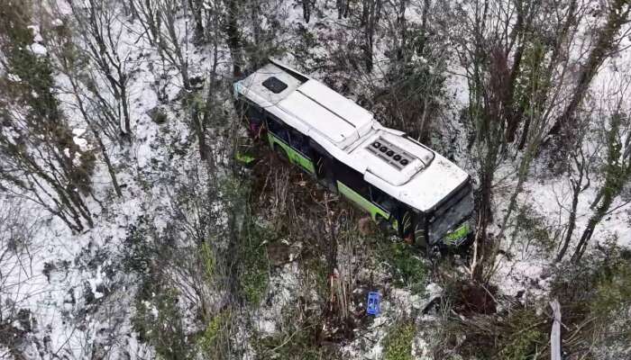 Otobüs Şarampole Yuvarlandı: 39 Kişi Yaralandı