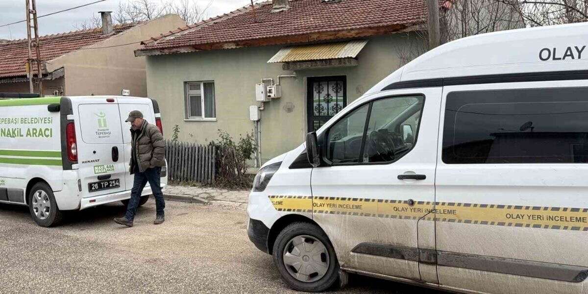 Alkol Aldıktan Sonra Fenalaştı, Ailesi Sabah Uyanınca Hareketsiz Buldu