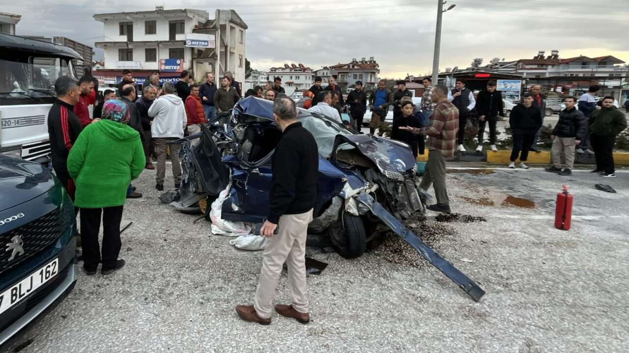 Seydikemer Saklıkent Kavşağı’nda Zincirleme Trafik Kazası: 3 Yaralı