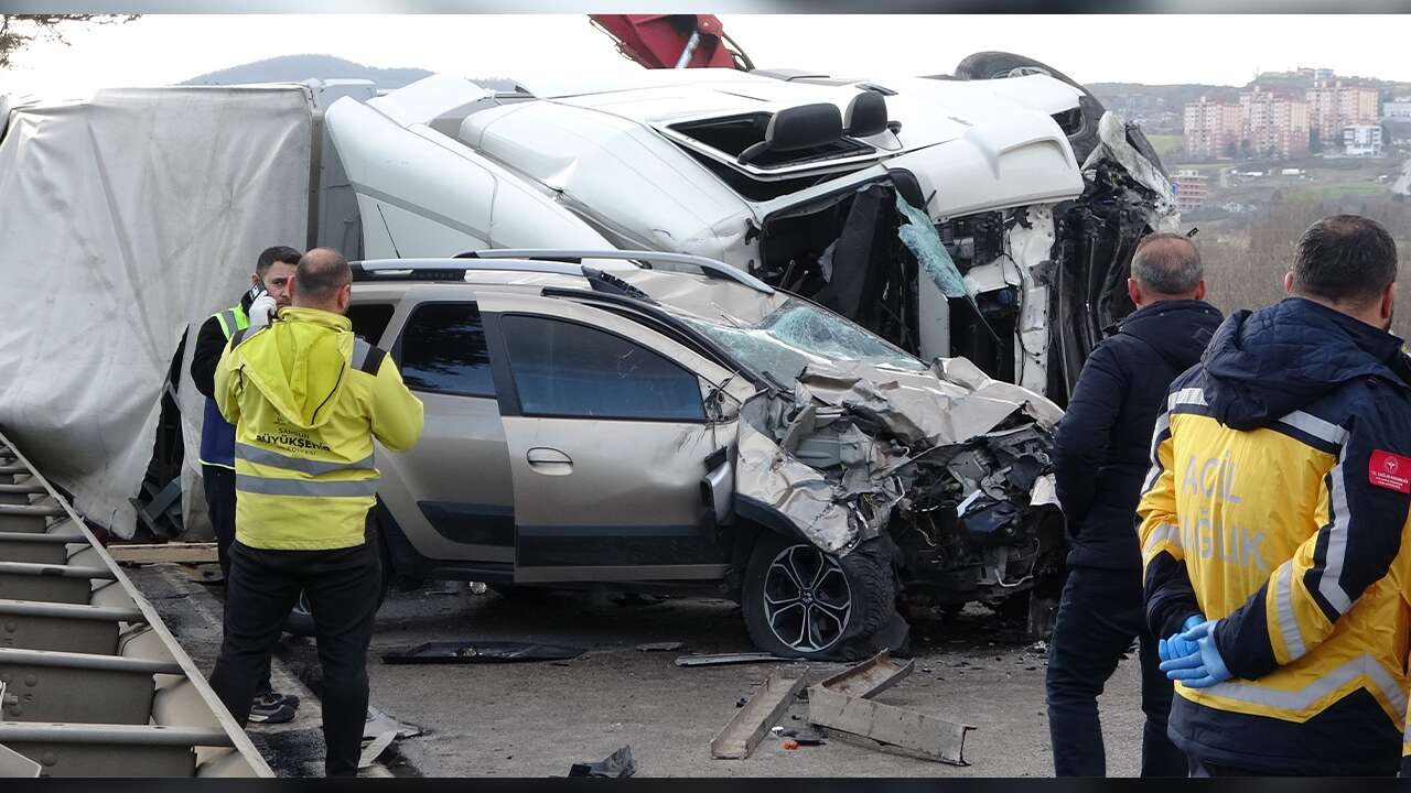 Tır Karşı Şeride Geçip Araçlara Daldı: 1 Ölü, 3 Yaralı