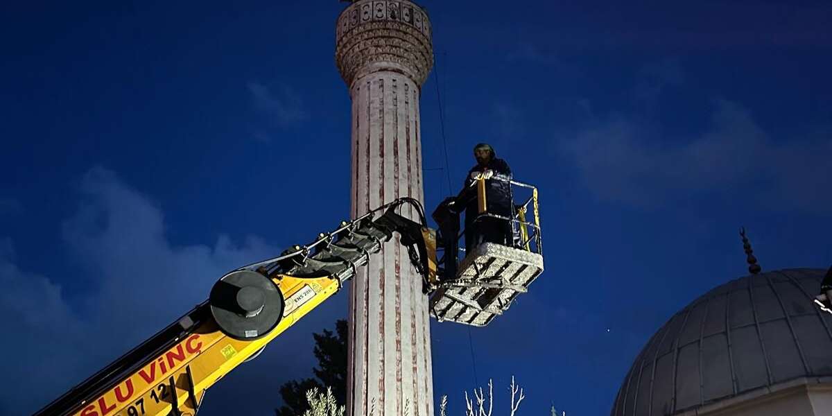 Marmaris'te Camii Minaresinde Tehlike Belediye Ekiplerince Giderildi