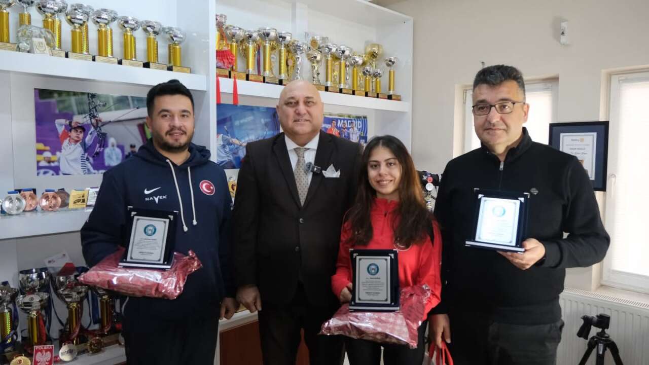 Başkan Günay, Dünya ve Avrupa Şampiyonu Yatağanlı Okçularla Buluştu