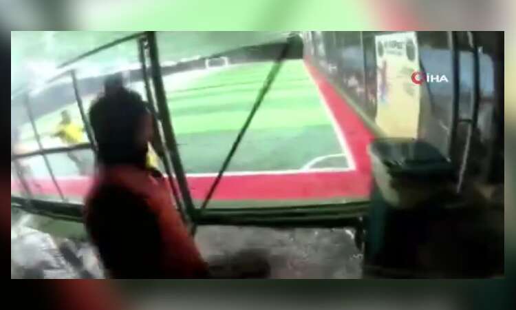 Halı Sahanın Çatısı Çöktü, Futbolcular Kaçtı