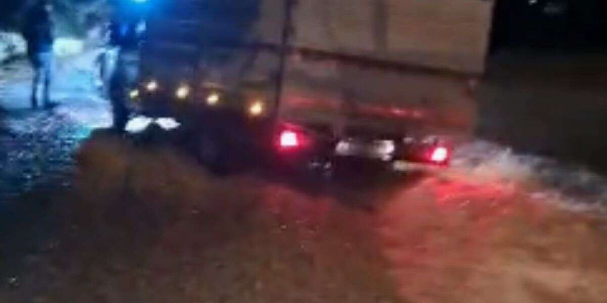 Lodos Akbük Sahili’ni Vurdu: Çakıllar Yolu Kapladı, Araçlar Göçükte Kaldı