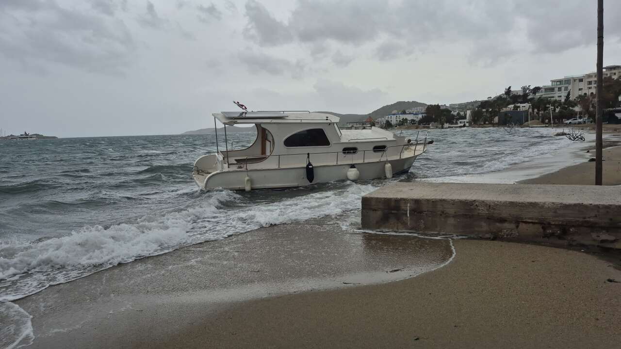 Bodrum’da Tekneler Karaya Vurdu, Feribot Seferleri İptal Edildi