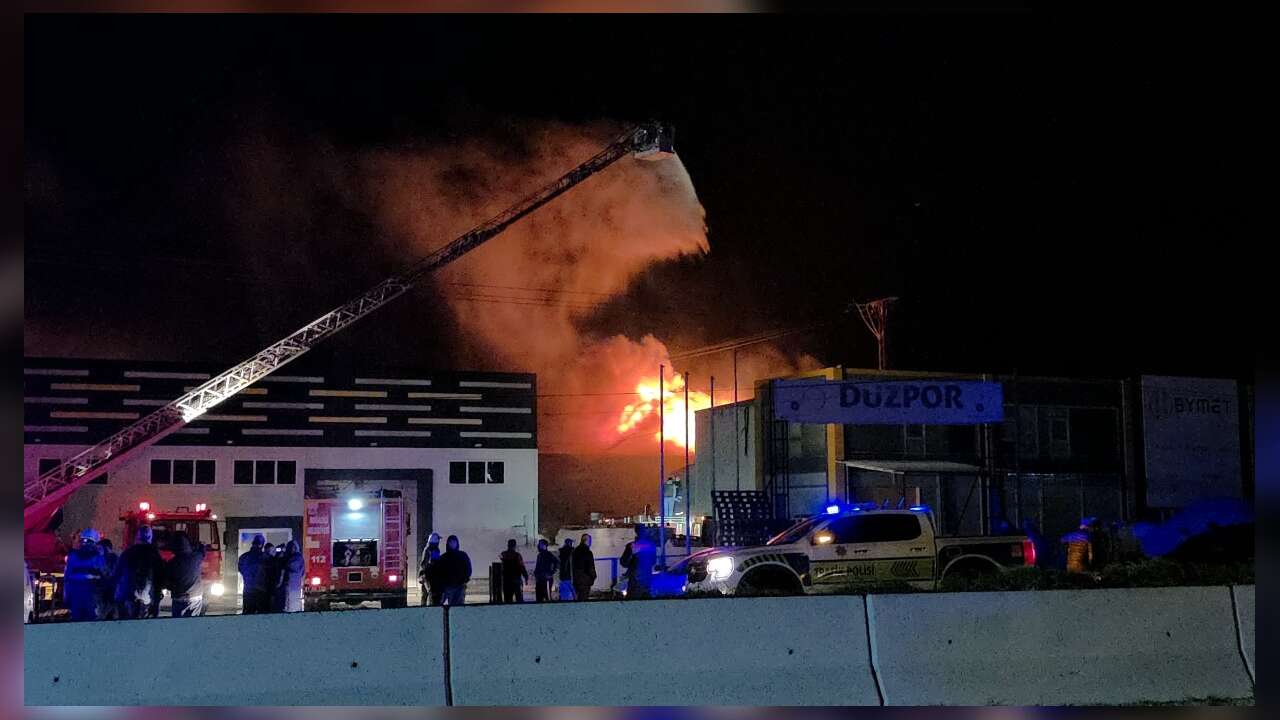 Strafor Fabrikasında Yangın: D-100 Karayolu Trafiğe Kapandı