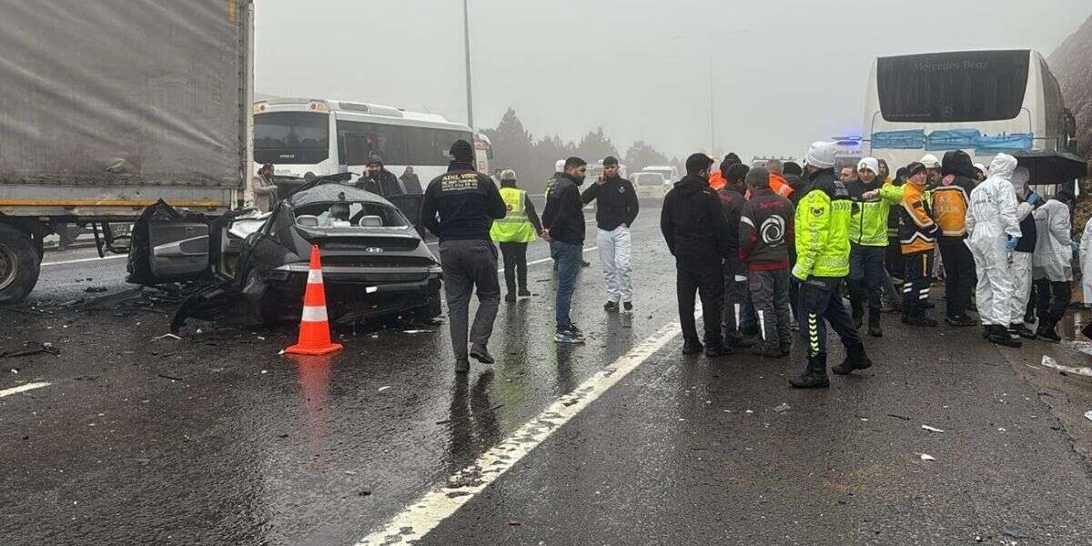 Yoğun Sis ve Sağanak Kazaya Neden Oldu: 2 Ölü, 10 Yaralı