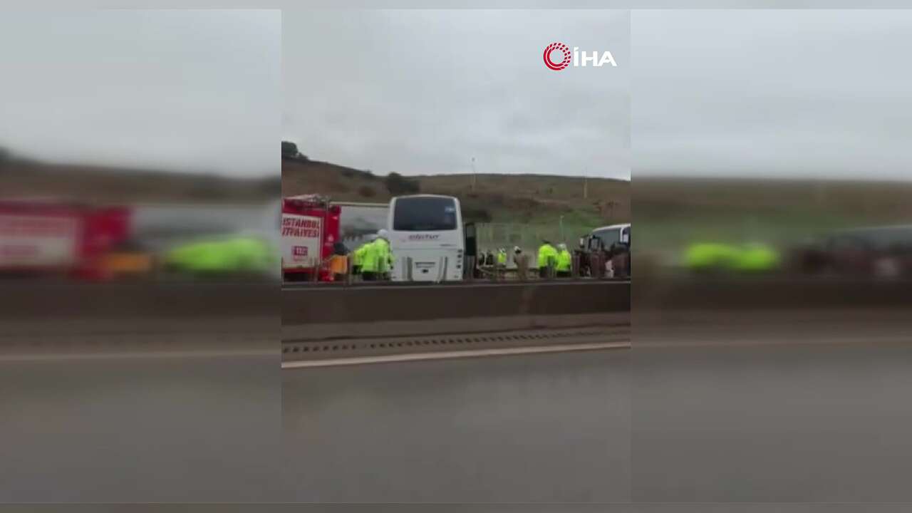 Servis Minibüsü Park Halindeki Tıra Çarptı: 2’si Ağır 13 Yaralı