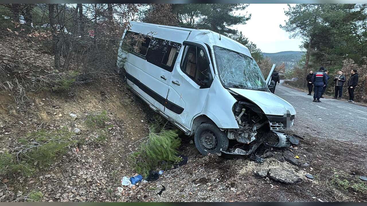 Öğrencileri Taşıyan Minibüs Şarampole Uçtu: 17 Yaralı