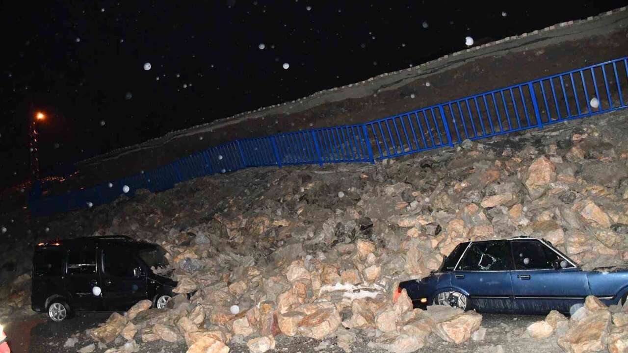 İstinat Duvarı Park Halindeki Araçların Üzerine Çöktü