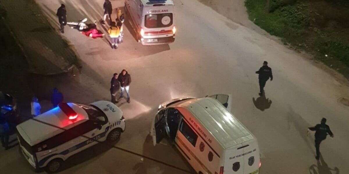 Biri Kadın 2 Kişi Yol Kenarında Ölü Olarak Bulundu