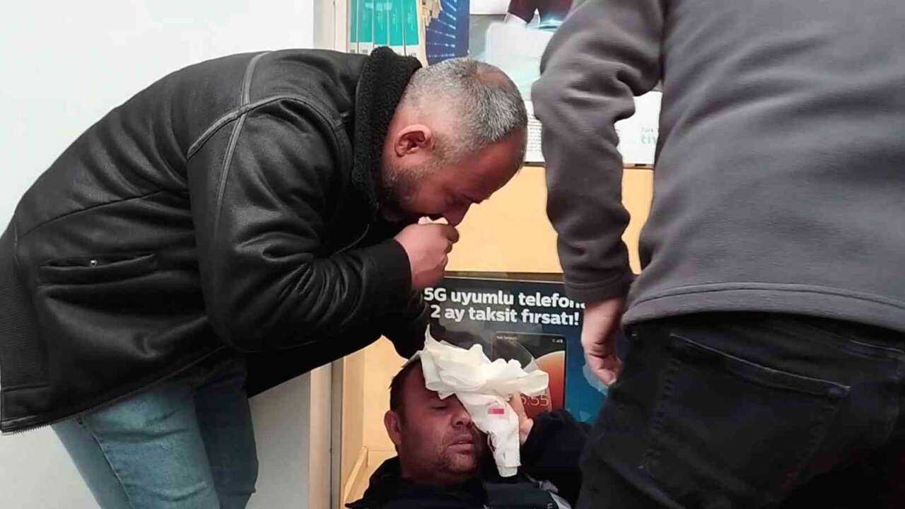 Rüzgarda Düşen Tabela Belediye İşçisinin Kafasına Çarptı Yaralandı