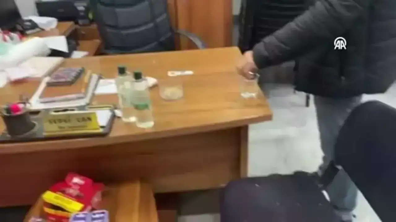 SON DAKİKA:  AK Parti İlçe Başkanlığı Binasına Taşlı Saldırı