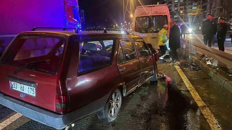 Servis Minibüsü ile Tofaş Çarpıştı: 1 Yaralı