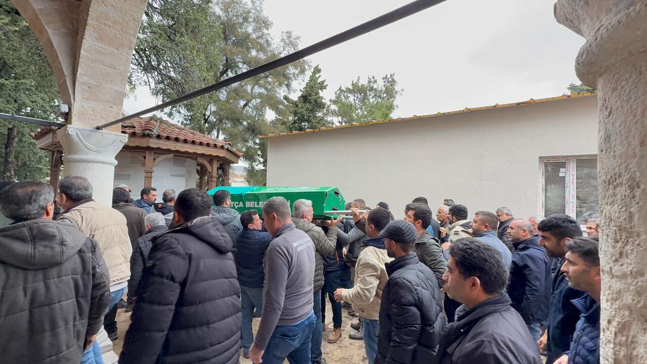 Datça Genç Doktoruna Ağladı Zeynep Sude Taş Son Yolculuğuna Uğurlandı