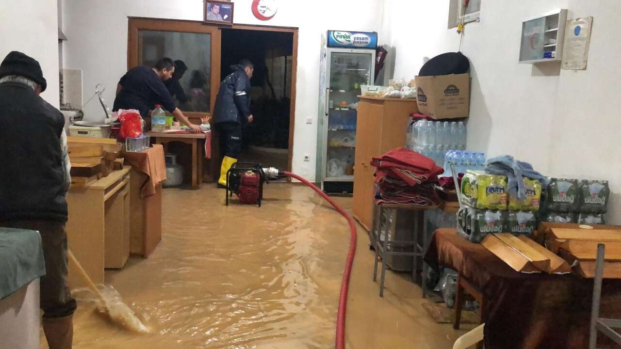 Datça’da Sağanak Sonrası Dere Taştı, Esnaf Belediyeye Tepki Gösterdi