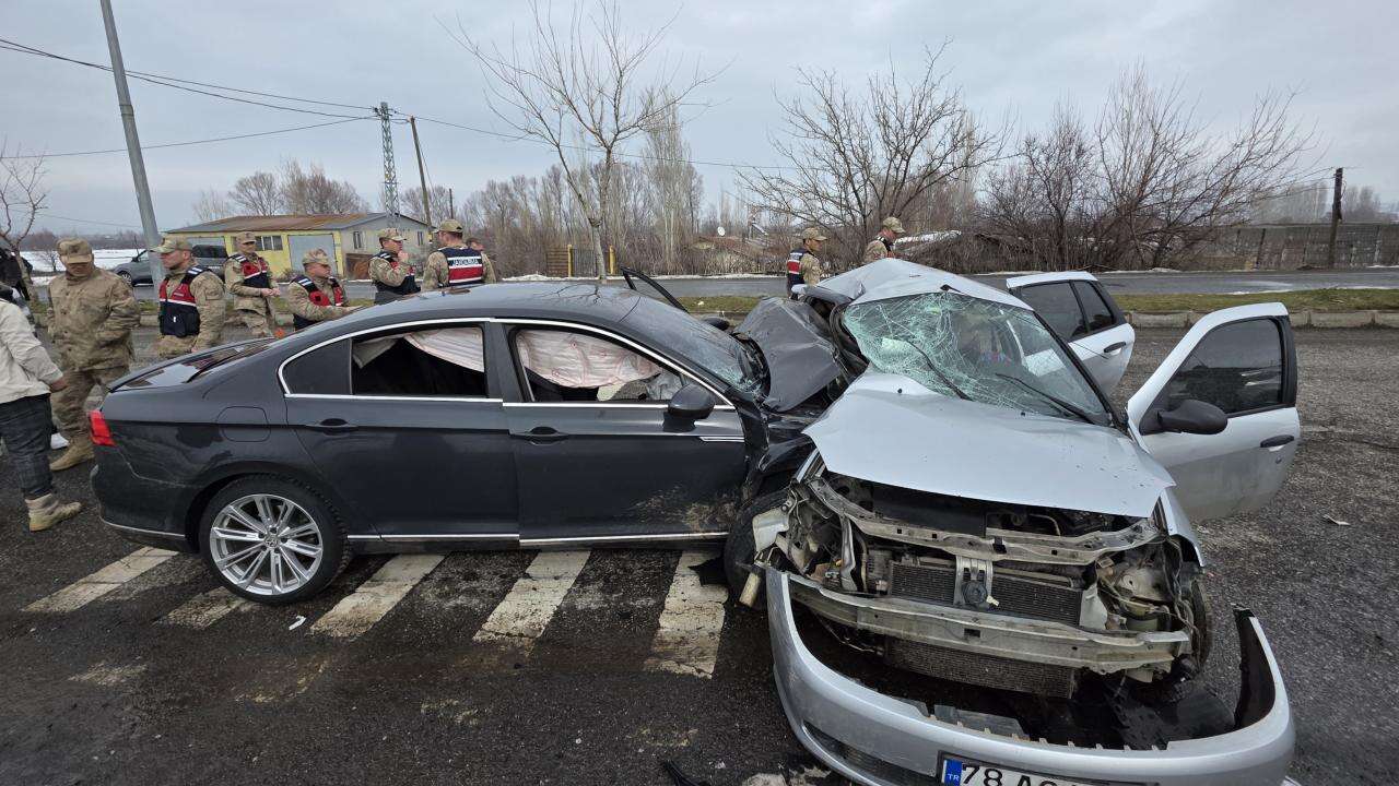 İki Otomobil Çarpıştı: 2 Ölü, 4 Yaralı