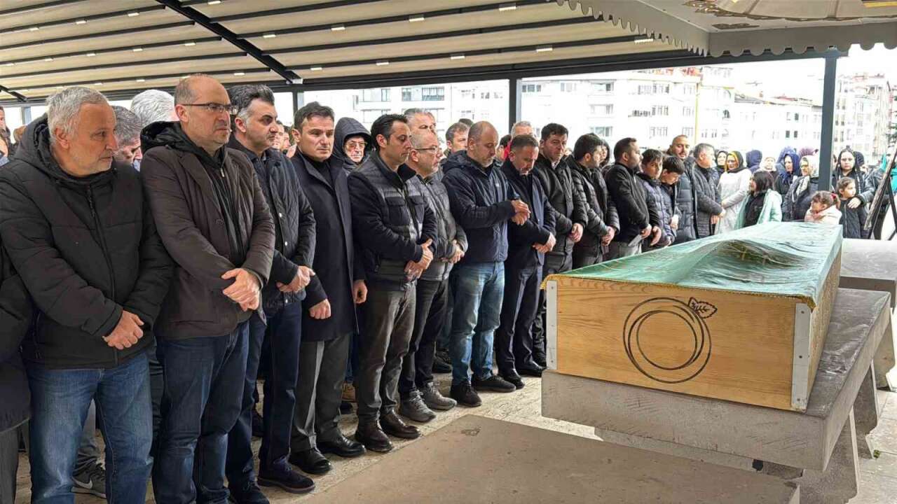 Halı Sahada Kalp Krizi Geçiren Öğretmen Hayatını Kaybetti