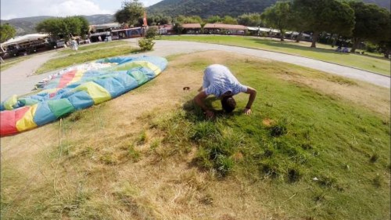 Paraşütten indi, yeri öptü