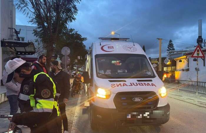 Bodrum’da Motosiklet Kamyonetin Altına Girdi: Sürücü Yaralandı