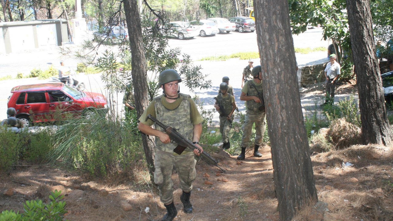 Komandolar Darbeci Askerleri Arıyor