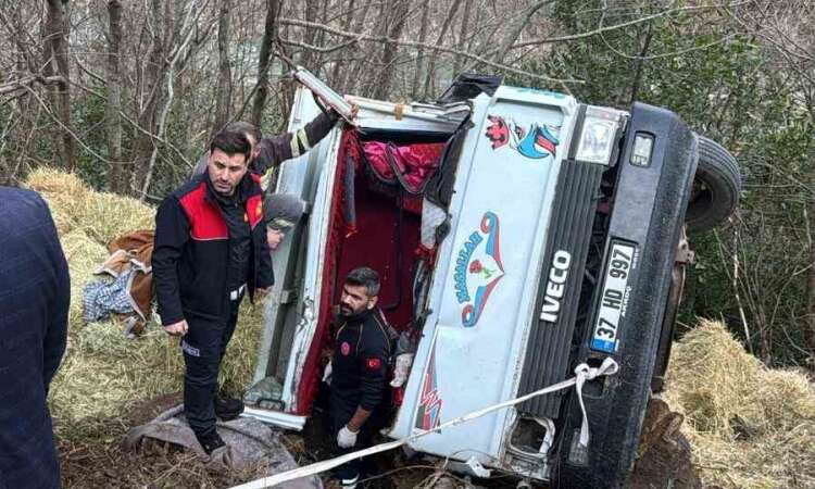 Saman Yüklü Kamyonet Şarampole Devrildi: 2 Yaralı
