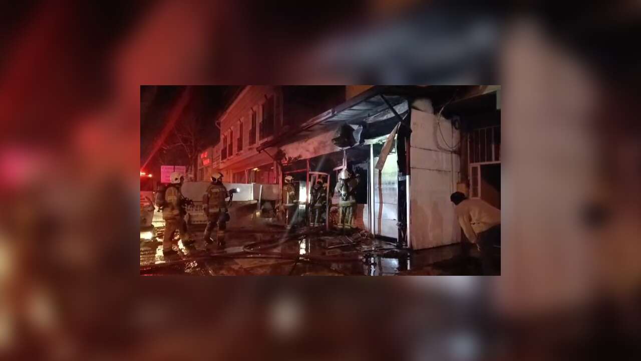 Sabah Saatlerinde Çıkan Yangın İş Yerini Küle Çevirdi