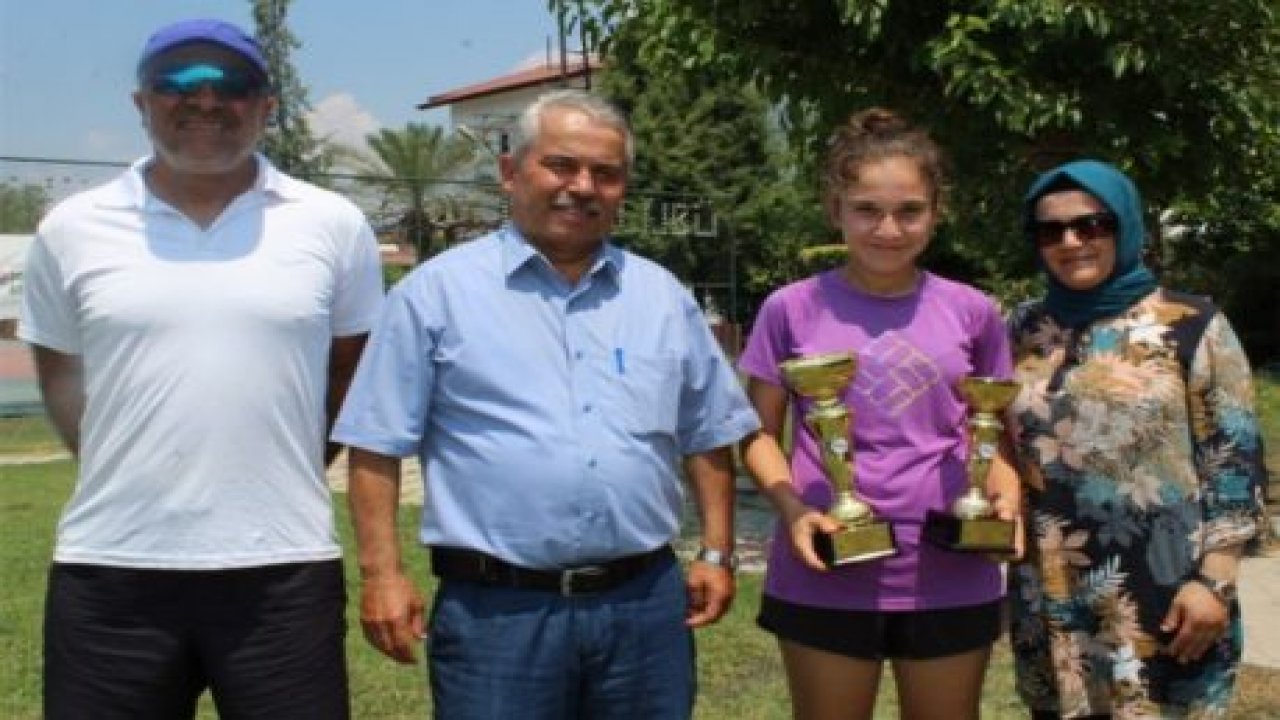 Beyza Kocagöz’e birincilik  kupası