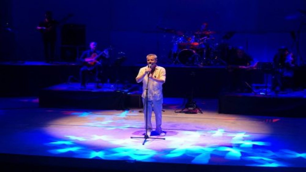 Levent Yüksel Sahnede Devleşti